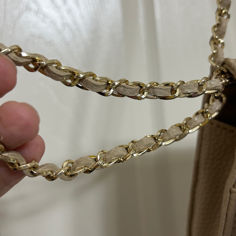 BCBG Paris Quilted Crossbody Bag in Creamy Beige - Wristlet Strap Woven Chain - Picture 3 of 11